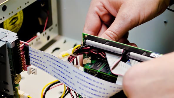 Reparatur einer Industrie Computer für die Getränkeabfüllanlage