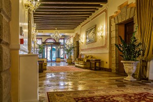 Vorbildlich restaurierte Hotelhalle des Hotel Ai Cavalieri in Venedig. Bild: Cora Baranowski